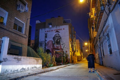El mural 'Smoking Graciela', Parque Vecinal Autogestionado Sputnik en Vallecas, Madrid.