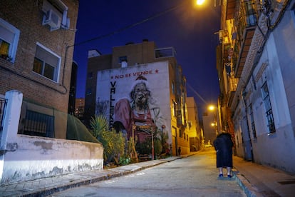 El mural 'Smoking Graciela', Parque Vecinal Autogestionado Sputnik en Vallecas, Madrid. 