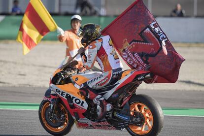 Márquez se convierte también en el piloto más joven, 25 años y 246 días, en proclamarse heptacampeón en el Mundial, uniendo los campeonatos de 125 c.c. en 2010 y de Moto2 en 2012, superando la marca de Rossi, que en 2005 logró su séptimo título con 26 años y 221 días.