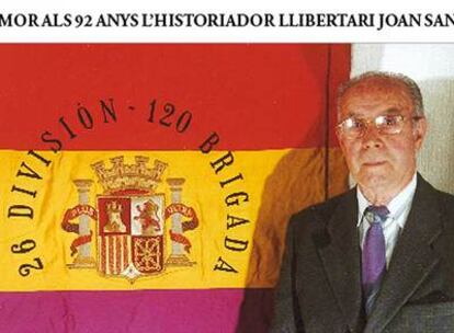 Joan Sans Sicart, junto a la bandera de su brigada.