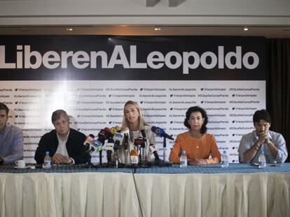 La esposa del l&iacute;der opositor venezolano Leopoldo Lopez, Lilian Tintori (c).