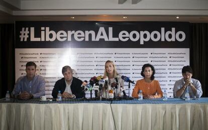 La esposa del l&iacute;der opositor venezolano Leopoldo Lopez, Lilian Tintori (c).