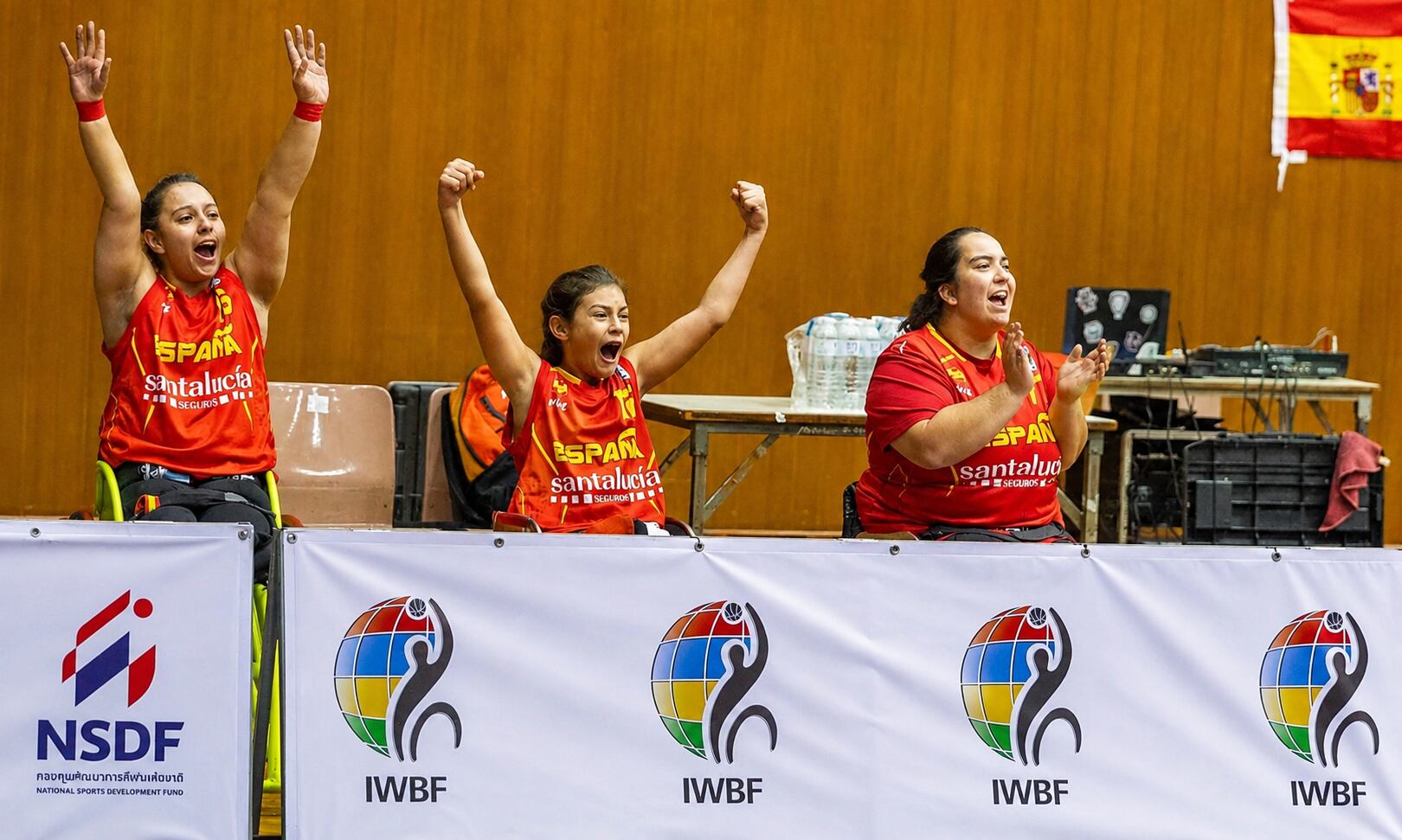 Carmen Hernández, en el centro, celebra una canasta de la selección española.