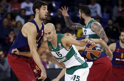 Calathes, con el bal&oacute;n, ante Tomic.