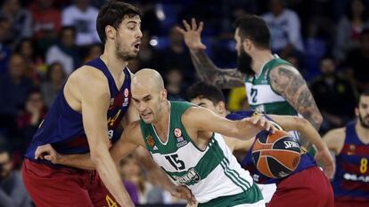 Calathes (al mig), amb la pilota, davant Tomic (esq.).