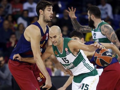 Calathes, con el bal&oacute;n, ante Tomic.