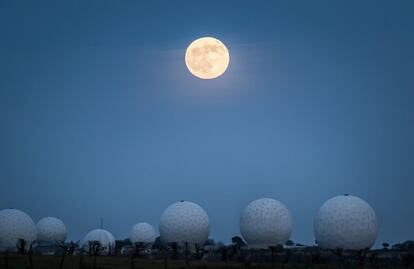 La luna del lobo sobre la estación de la RAF Menwith Hill cerca de Harrogate (Inglaterra), este viernes. La noche de este viernes será la primera luna llena de 2020, que coincide con un eclipse lunar.