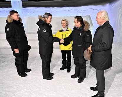Desde la izquierda: los vicepresidentes de la Comisión Europea, Valdis Dombrovskis, y Margrethe Vestager, la presidenta, Ursula von der Leyen, el primer ministro sueco, Ulf Kristersson, y el rey de Suecia, Carlos Gustavo XVI.