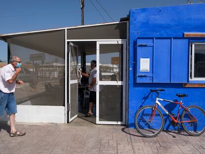 Una terraza en un bar de Isla Mayor (Sevilla), protegida por completo por mosquiteras.