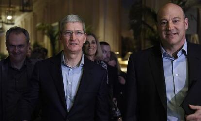 Tim Cook, executivo-chefe da Apple, com Gary Cohn (à direita), presidente e diretor de operações do Goldman Sachs, durante a conferência em San Francisco.