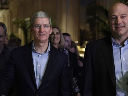 Tim Cook, executivo-chefe da Apple, com Gary Cohn (à direita), presidente e diretor de operações do Goldman Sachs, durante a conferência em San Francisco.