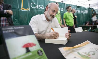 Fernando Aramburu firmant 'Patria'.