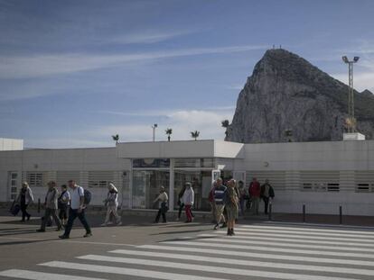 Un grupo de personas tras cruzar la aduana del paso con Gibraltar, en La Línea de la Concepción.