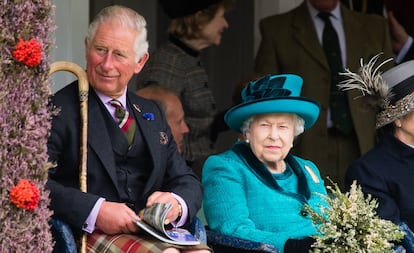 El príncipe Carlos junto a la reina Elizabeth II en septiembre 2018.