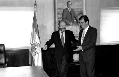 6 de mayo de 1996. Traspaso de poderes en el ministerio de la Presidencia. En la imagen, Francisco Álvarez Cascos (d) ministro entrante del gobierno del PP, con Alfredo Pérez Rubalcaba, ministro saliente del PSOE.