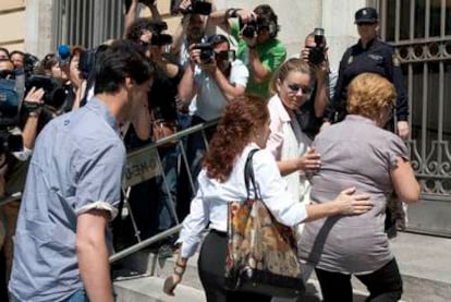 María José Campanario, su madre, Remedios Torres, y su marido, el torero Jesulín de Ubrique, acuden a la Audiencia de Cádiz en el primer día del juicio por la operación Karlos.