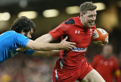 Priestland se escapa del italiano McLean.