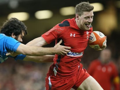 Priestland se escapa del italiano McLean.