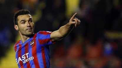 Barral celebra su segundo gol al Málaga.
