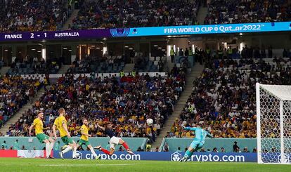 Disparo de Mbappé durante el partido entre Francia y Australia.