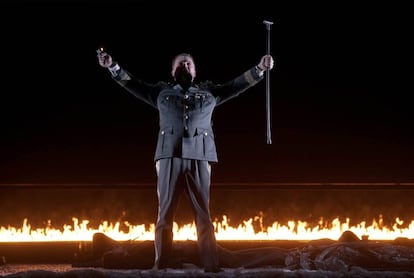 Tomasz Konieczny (Wotan) tras despedirse de Brünnhilde y proteger su sueño con un muro de fuego en la escena final de la obra.