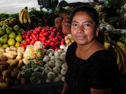 Una mujer atiende su puesto de verduras en un mercado de Ciudad de Guatemala.