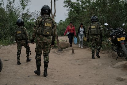 Militares colombianos patrullan por las trochas cerca al Puente Internacional Simón Bolívar en Colombia, el 29 de marzo.
