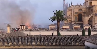 Imagen difundida en redes sociales del incendio declarado en la mezquita de Córdoba.