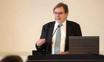 Juan Luis Cebrián, presidente de EL PAÍS, en el foro transatlántico de la Universidad de Brown.
