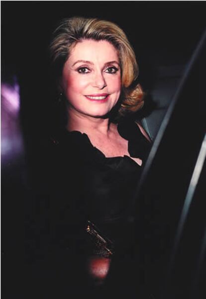 Catherine Deneuve saliendo en coche del hotel San Mauro.