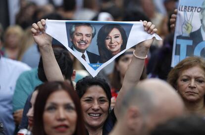 Una seguidora de Alberto Fernández sostiene un pañuelo con la imagen del candidato mientras espera los resultados de las elecciones en Buenos Aires, Argentina.