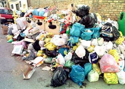 Bolsas de basura permanecían ayer acumuladas tras la huelga.