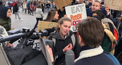 Adélaîde Charlier, una de las líderes juveniles, entrevistada durante una marcha.