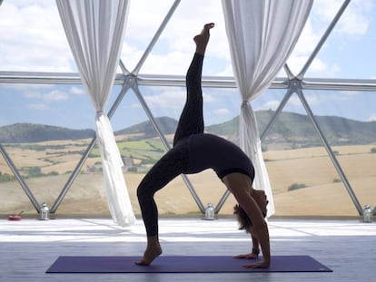 Una mujer practica yoga en Suryalila Yoga Retreat Centre, en Villamartín (Cádiz).