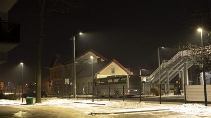 De día el "smog", la mezcla de contaminación y niebla característica de esta zona de Polonia lo envuelve todo. De noche, parece que se puede tocar bajo las farolas, como en esta imagen de la estación de trenes de Nowy Targ, a las afueras de la ciudad.