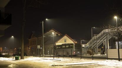 De da el "smog", la mezcla de contaminacin y niebla caracterstica de esta zona de Polonia lo envuelve todo. De noche, parece que se puede tocar bajo las farolas, como en esta imagen de la estacin de trenes de Nowy Targ, a las afueras de la ciudad.