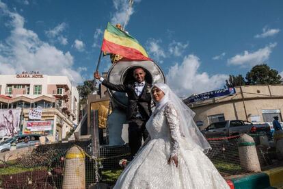 Una pareja de recién casados posa frente al monumento del emperador Tewodros II, en Gondar (Etiopía). 