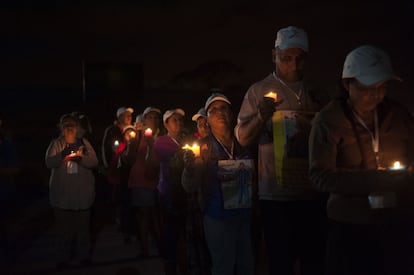 La caravana salió de Tenosique el mismo día en que se habían convocado actos de solidaridad con los 43 estudiantes secuestrados y desparecidos en Iguala (Guerrero). Una involuntaria coincidencia hizo el número de integrantes de la caravana fuera también 43. Este fue su homenaje a los estudiantes.