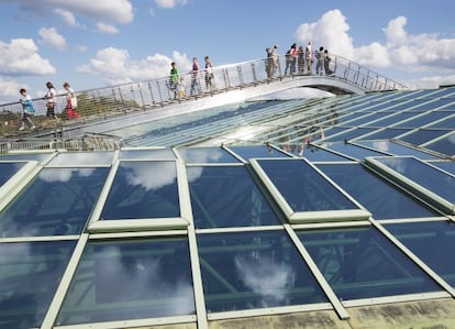 La capital es parada inevitable en cualquier viaje a Polonia. Ciudad culinaria y universitaria (en la foto, pasarela sobre el techo de cristal de la biblioteca de la Universidad) resulta mucho más animada de lo que se espera. En lugar de concentrarse en torno a la plaza del mercado viejo, la urbe se expande por una amplia zona de arquitectura diversa, que abarca desde estructuras góticas restauradas hasta bloques comunistas y edificios modernos. Este batiburrillo es la prueba de un pasado tortuoso: prácticamente destruida a finales de la II Guerra Mundial, Varsovia sobrevivió y, actualmente, sus excelentes museos interpretan su compleja historia, desde la alegre música de Chopin hasta la tragedia del gueto judío. Pero no todo gira en torno al pasado. La oferta gastronómica y de ocio es la mejor del país, la noche ofrece animados bares y discotecas. Algunos hitos imprescindibles: contemplar la ciudad desde el Palacio de Cultura y la Ciencia; los museos del Levantamiento y de la Historia de los Judíos polacos; las restauraciones de la Ciudad Vieja (por su calidad) y los palacios barrocos y neoclásicos del parque Lazienki y Willanów.