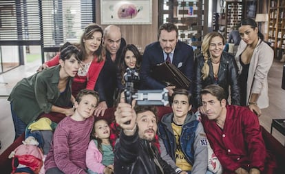 El reparto de la serie 'iFamily'.