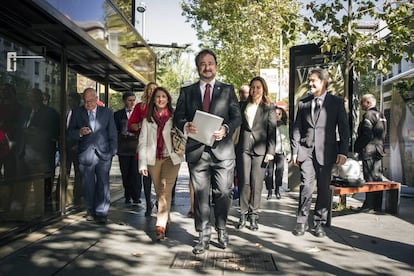 Javier Íscar, con los miembros de su candidatura.