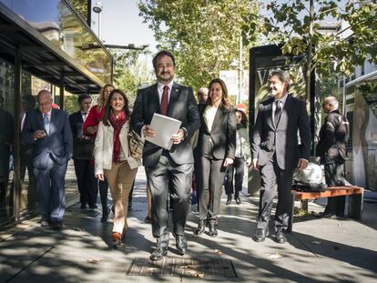 Javier Íscar, con los miembros de su candidatura.