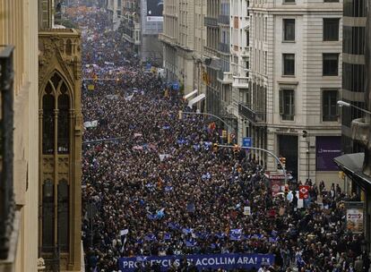 Thousands of people march to demand Spain's government to increase its efforts to take in refugees who have fled the war in Syria and other violent conflicts in Barcelona, Spain, Saturday, Feb. 18, 2017. Spain has taken in just 1,100 refugees of the over 17,000 it has pledged to accept. Banner reads in Catalan: "Enough Excuses! Take Them In Now!". (AP Photo/Manu Fernandez)