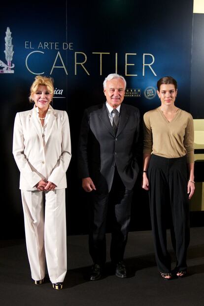 La baronesa Thyssen posa con el consejero delegado de Cartier, Bernard Fornas, y la hija de Carolina de Mónaco, Carlota Casiraghi.