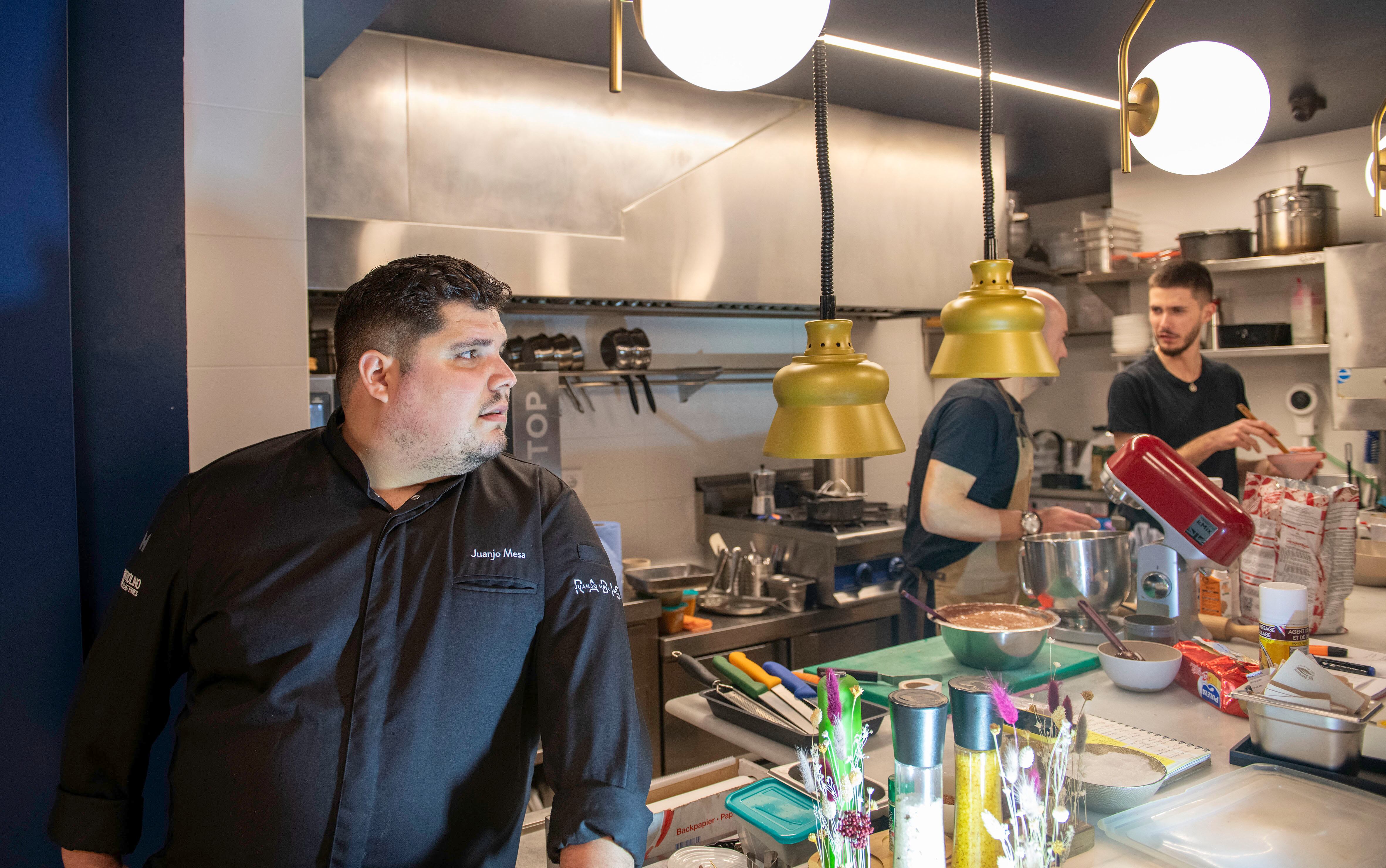 Juan José Mesa en la cocina del restaurante Radis, en Jaén, premiado con una Estrella Michelin.