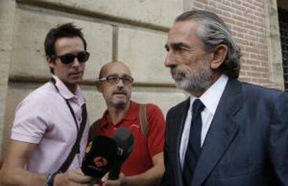 Uno de los principales cabecillas de la trama Gürtel, Francisco Correa (primero derecha), llega al Tribunal Superior de Justicia de la Comunitat Valenciana. EFE/Archivo