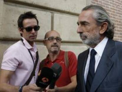 Uno de los principales cabecillas de la trama Gürtel, Francisco Correa (primero derecha), llega al Tribunal Superior de Justicia de la Comunitat Valenciana. EFE/Archivo
