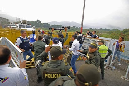 Cuatro integrantes de la Guardia Nacional Bolivariana desertaron durante la mañana de este sábado tras los enfrentamientos del Ejército con el pueblo venezolano.