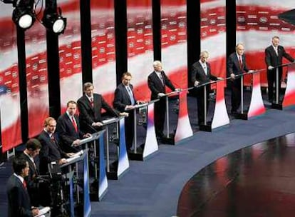 Los diez candidatos republicanos a la presidencia de EE UU durante el debate celebrado hoy en California