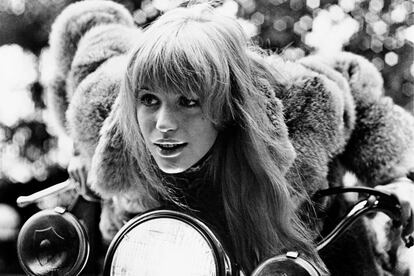 Extraños designios los del glamour y sus iconos. Marianne Faithfull llega viva a los 65 años, que cumple hoy, y de ella no se recuerdan los años oscuros en los que vivía en la calle debido a sus adicciones. Ni siquiera se piensa en la señora que es hoy y que, como cuenta The New York Times en esta reciente entrevista, viste de Chanel. Solo quedan, en forma de imágenes en la memoria de los más adultos pero también de fotos en los blogs o en los Tumblrs de moda de los jóvenes seducidos por su London chic, los años en los que era una belleza clásica y de herencia aristocrática, que acababa de dejar a su marido por Mick Jagger y que intentaba con todas sus fuerzas echarse a perder.